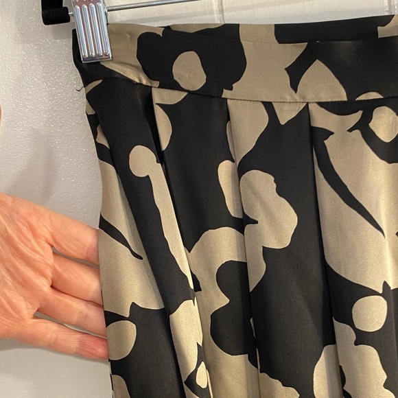 Romantic Flowy Floral Silk Pleated A-Line Skirt Albert Nipon Black Tan Size 12 - Picture 7 of 11
